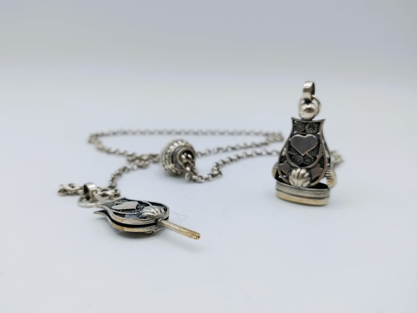 Silver men's chatelaine, Fa. Niekerk, Schoonhoven, 48 cm.