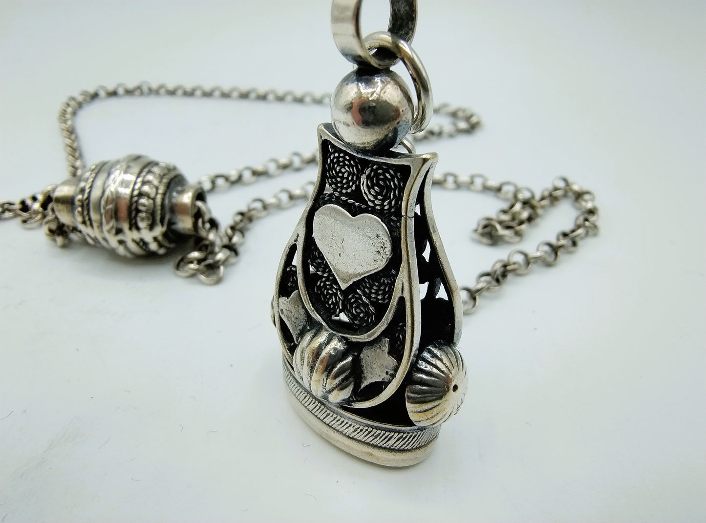 Silver men's chatelaine, Fa. Niekerk, Schoonhoven, 48 cm.