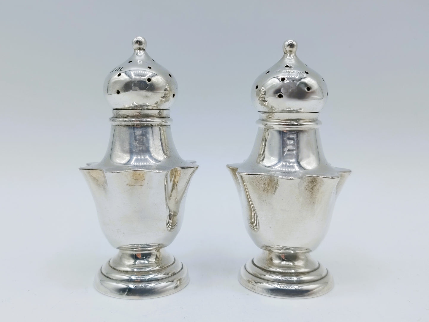 Silver salt and pepper shakers, WMJS Barnard, London, 1901