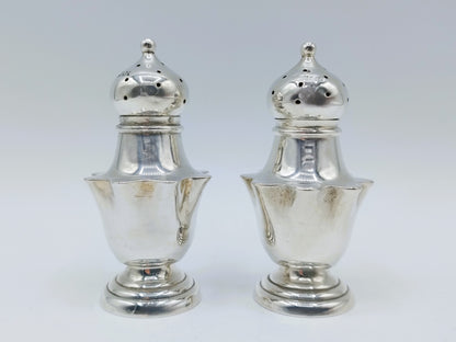 Silver salt and pepper shakers, WMJS Barnard, London, 1901