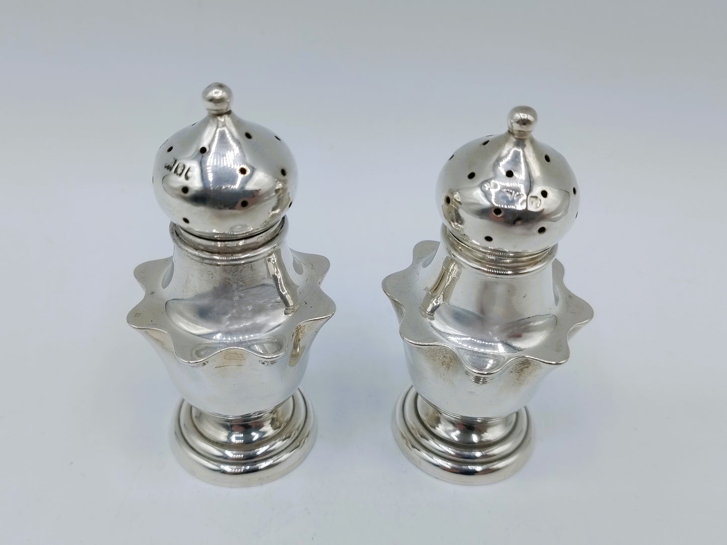 Silver salt and pepper shakers, WMJS Barnard, London, 1901