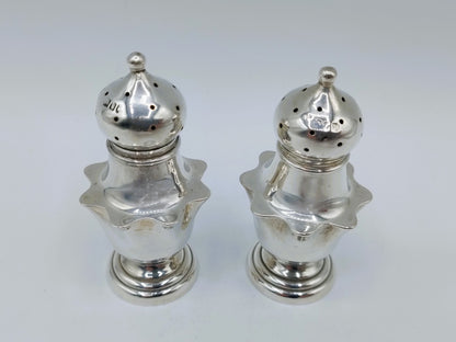 Silver salt and pepper shakers, WMJS Barnard, London, 1901
