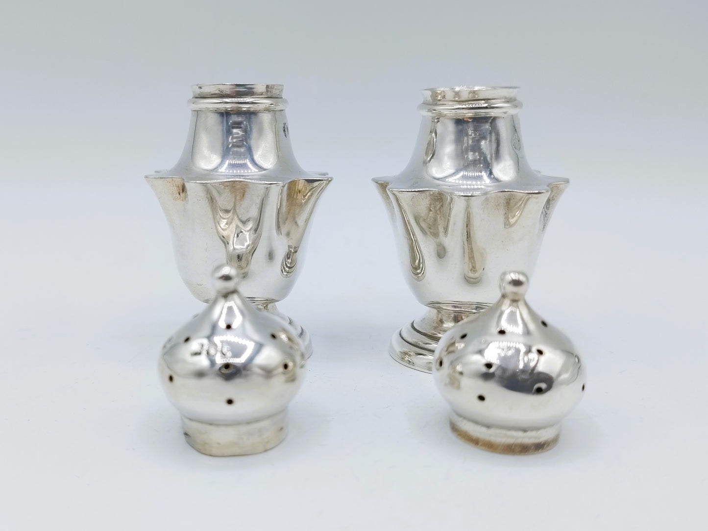 Silver salt and pepper shakers, WMJS Barnard, London, 1901