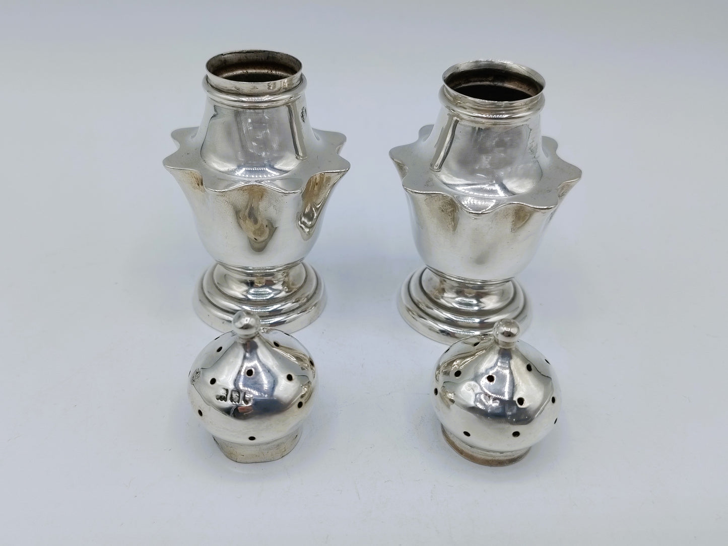 Silver salt and pepper shakers, WMJS Barnard, London, 1901