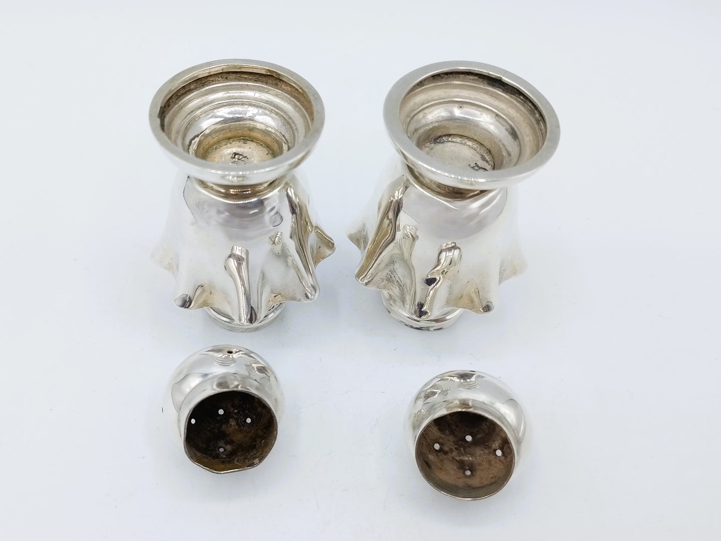 Silver salt and pepper shakers, WMJS Barnard, London, 1901