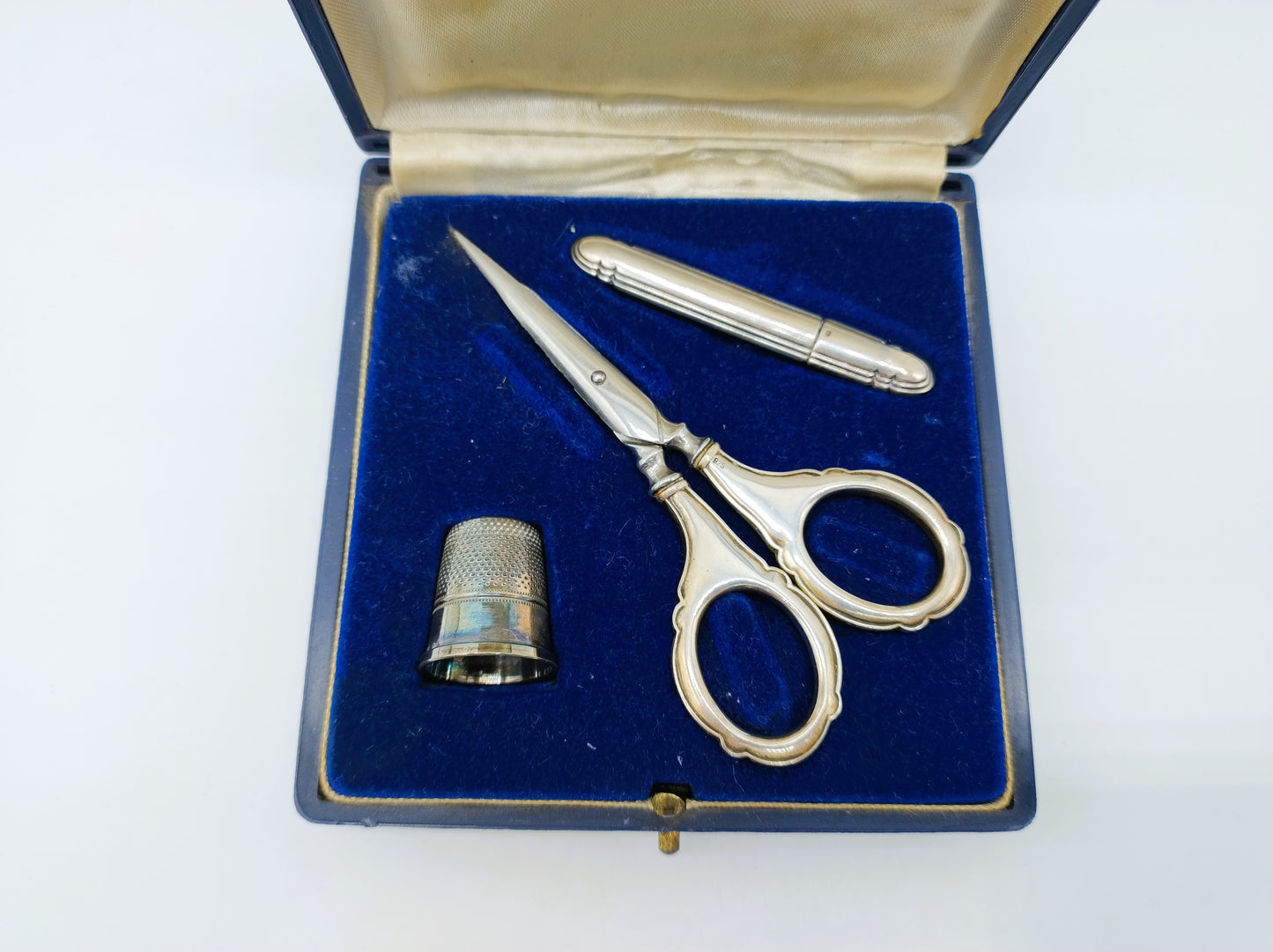 Zilveren naaigarnituur in originele cassette