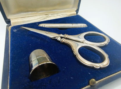 Zilveren naaigarnituur in originele cassette