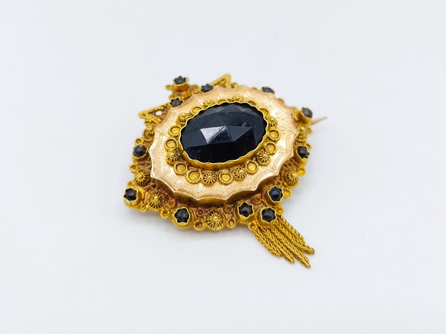 Gouden broche, klederdracht, 19e eeuws