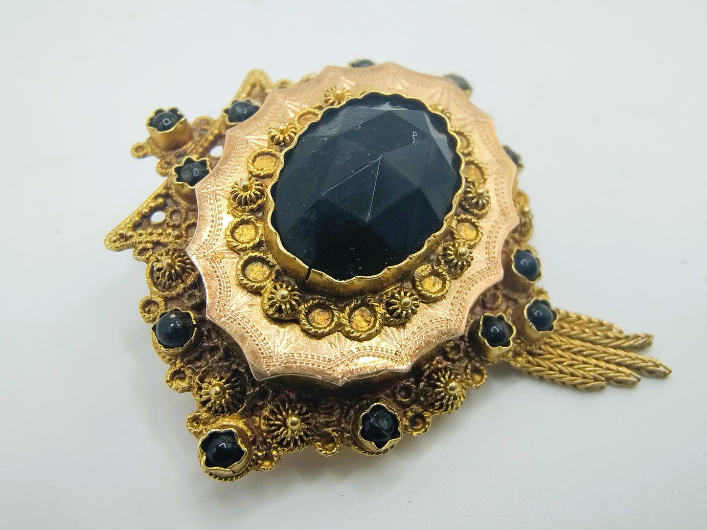 Gouden broche, klederdracht, 19e eeuws