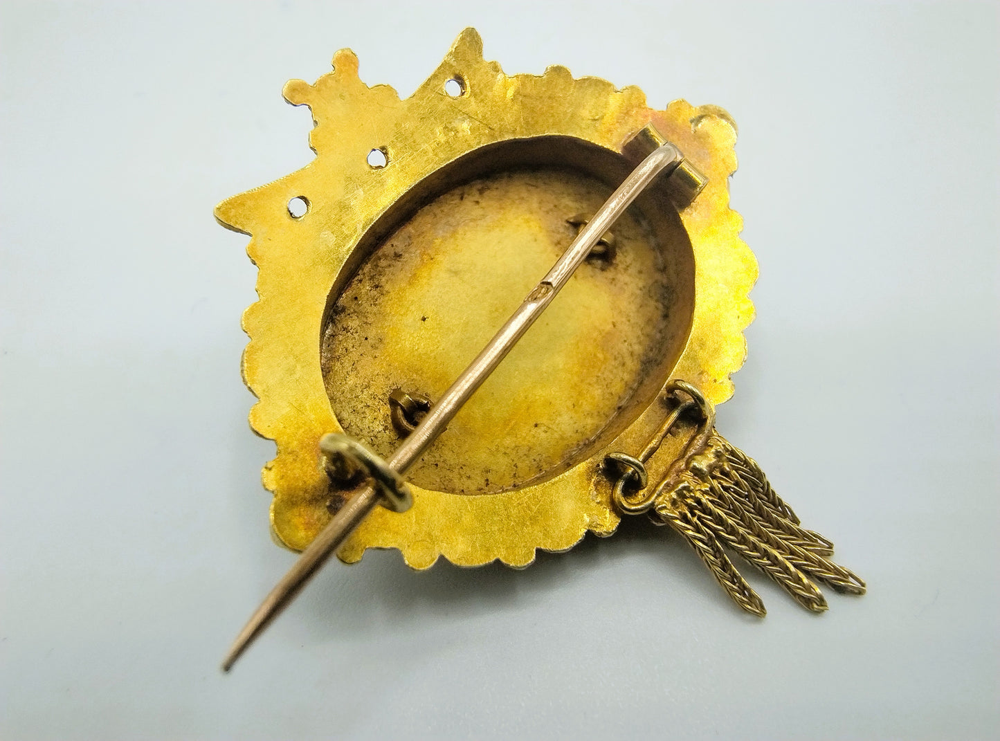 Gouden broche, klederdracht, 19e eeuws