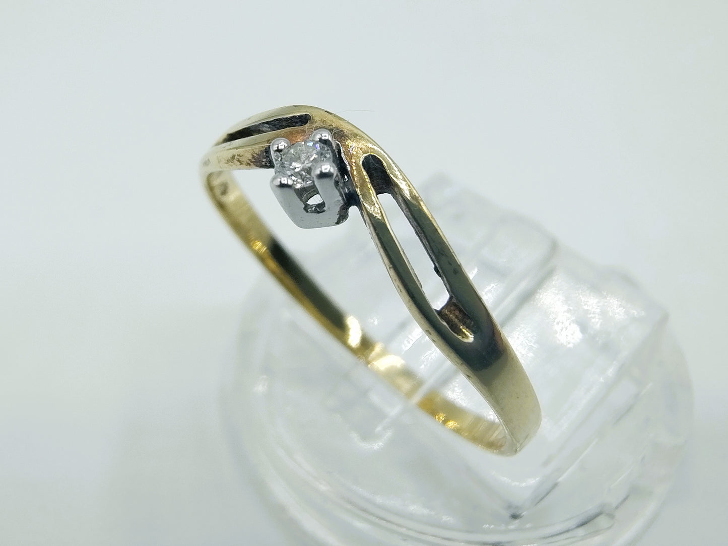 Gouden ring met diamant, 0,03 ct, 17.75 mm