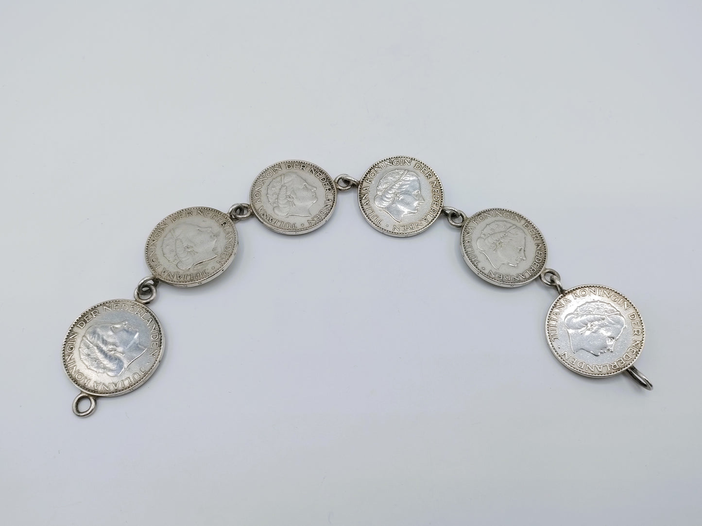 Silver bracelet with 6 guilders from Juliana, 20 cm
