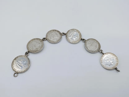 Silver bracelet with 6 guilders from Juliana, 20 cm