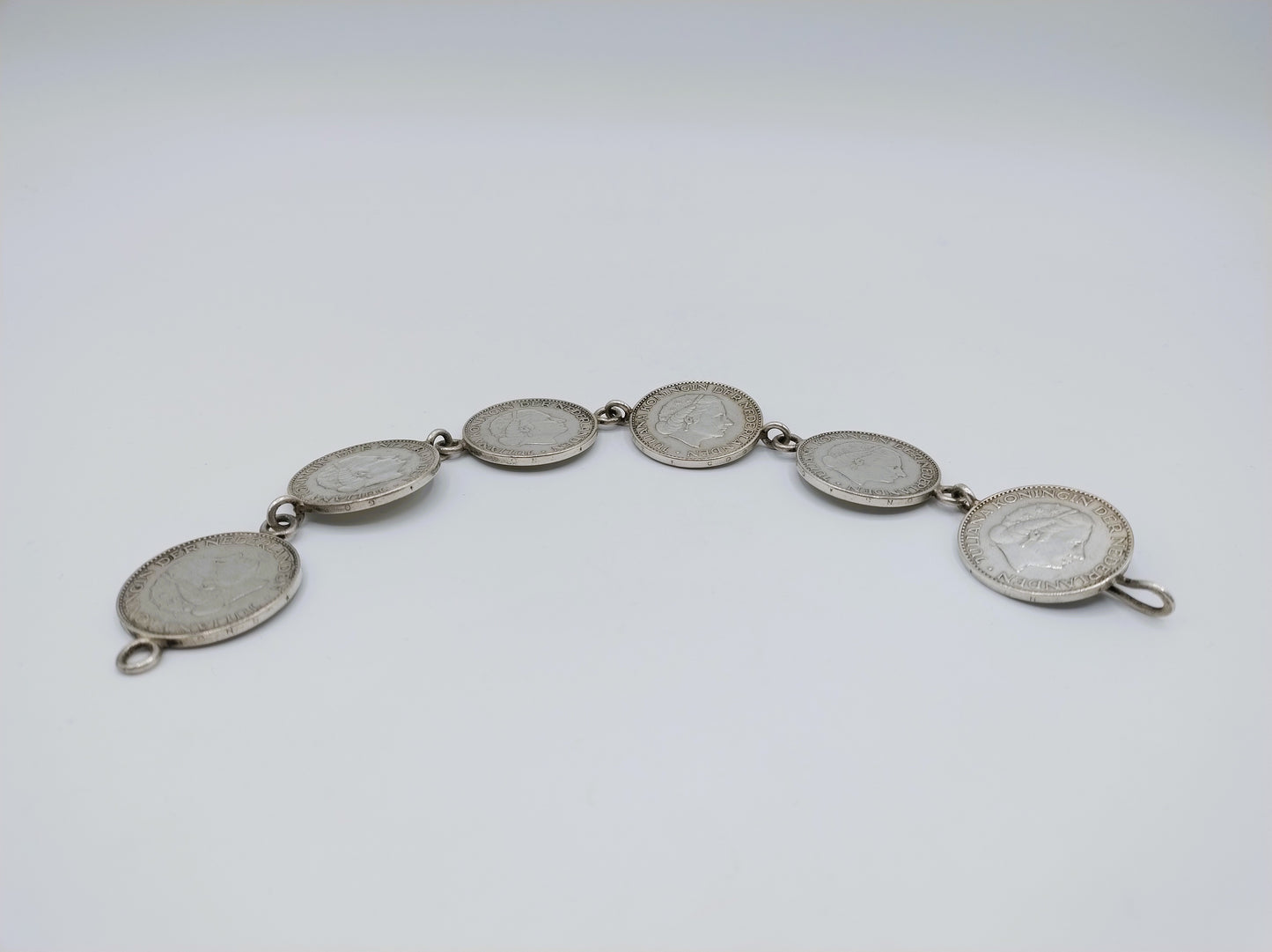 Silver bracelet with 6 guilders from Juliana, 20 cm