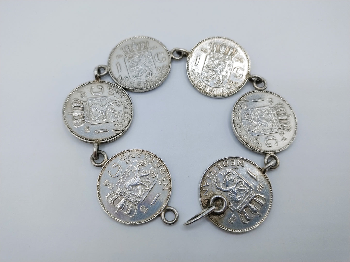 Silver bracelet with 6 guilders from Juliana, 20 cm