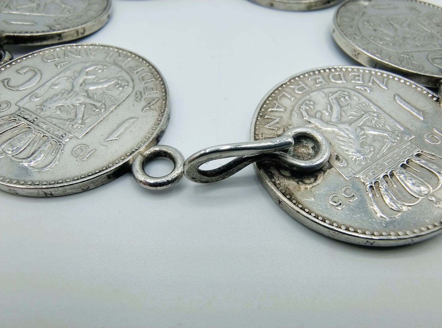 Silver bracelet with 6 guilders from Juliana, 20 cm