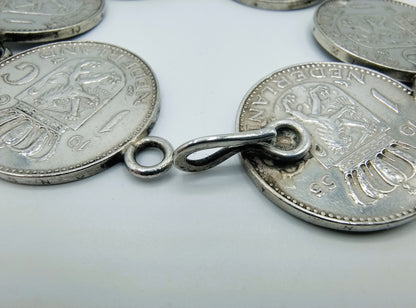 Silver bracelet with 6 guilders from Juliana, 20 cm