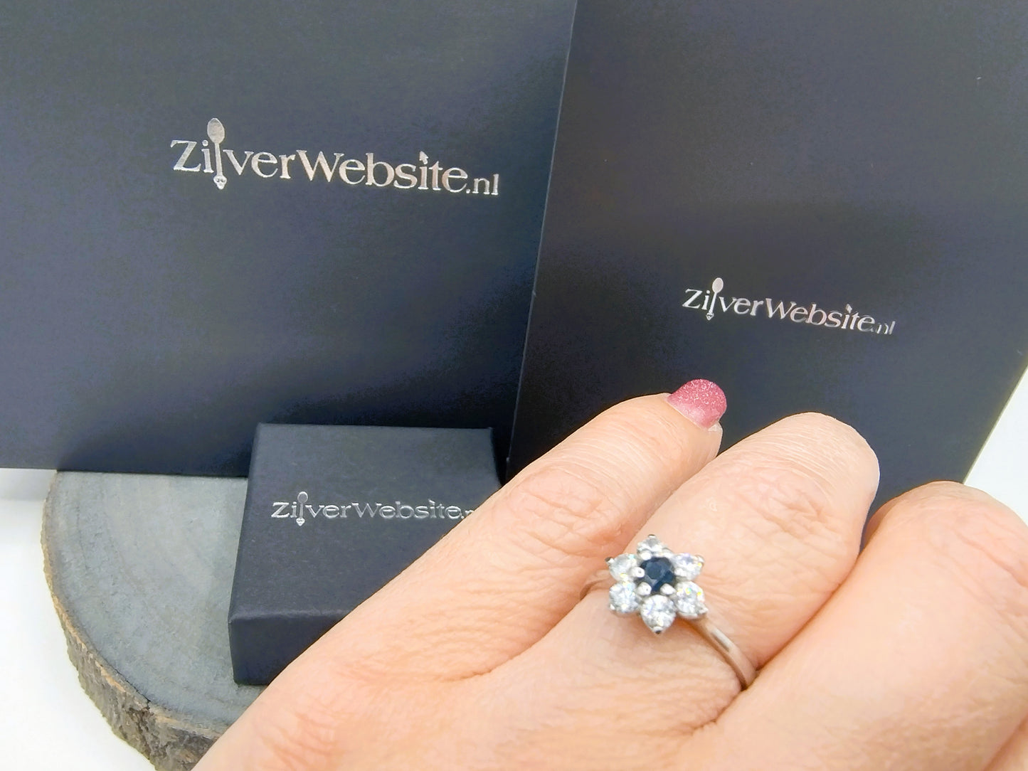 Silver ring with zirconia and jet, 17 mm