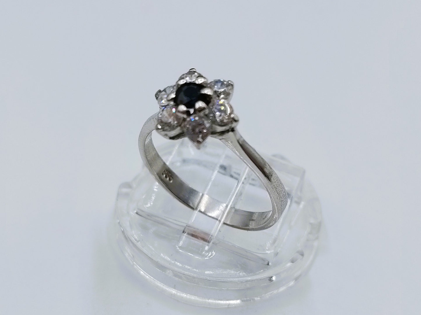 Silver ring with zirconia and jet, 17 mm
