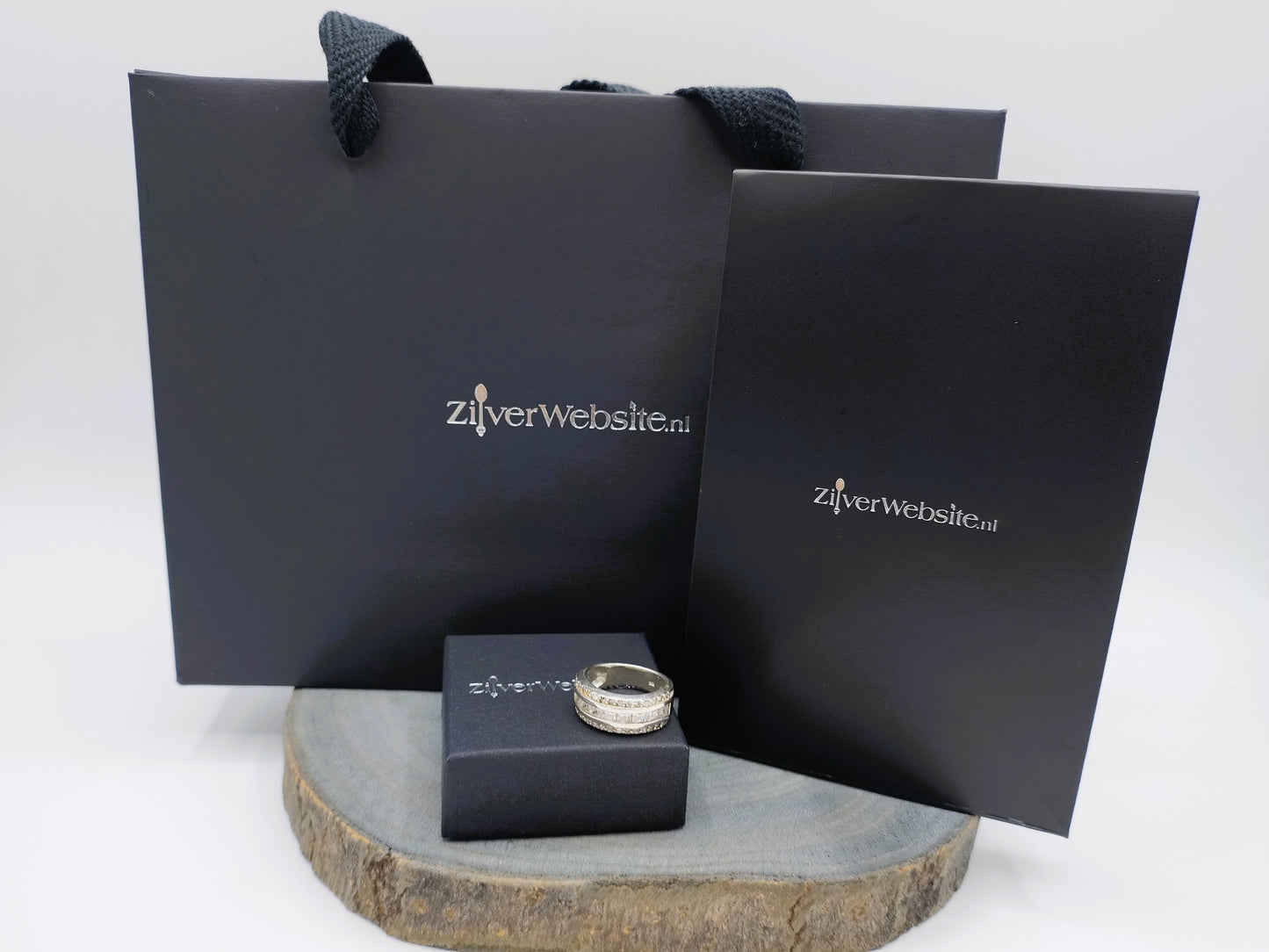 Silver ring set with zirconia, 17 mm