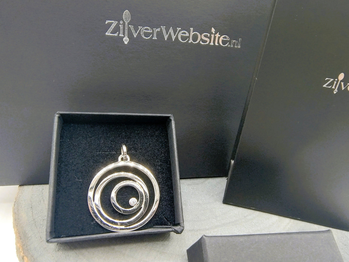 Silver design pendant with zirconia