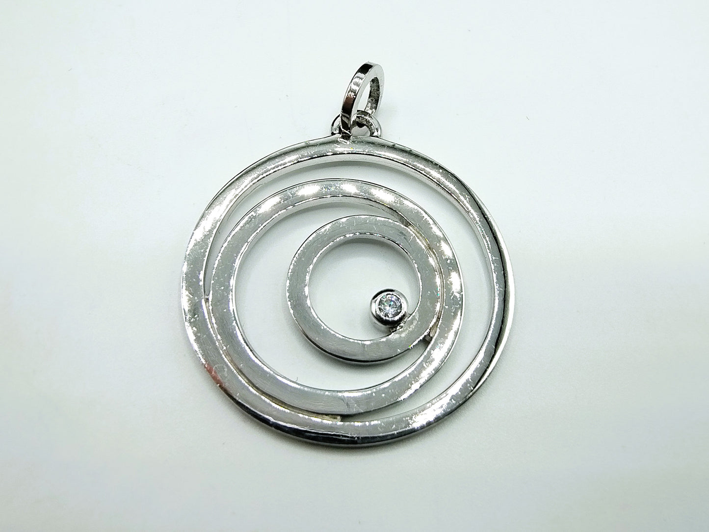 Silver design pendant with zirconia