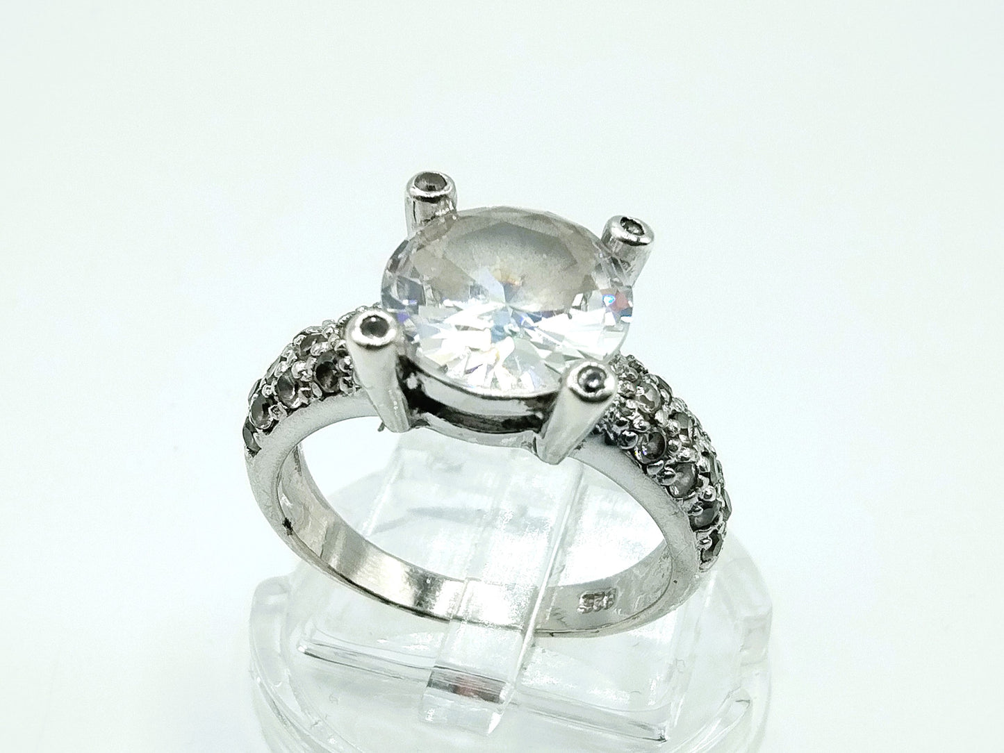 Zilveren ring met grote zirkonia, 17 mm
