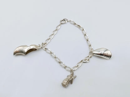 Silver charm bracelet with 3 charms, 18.5 cm