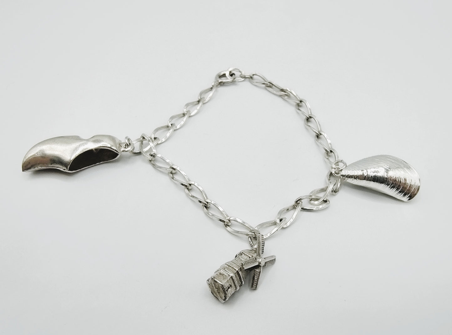 Silver charm bracelet with 3 charms, 18.5 cm