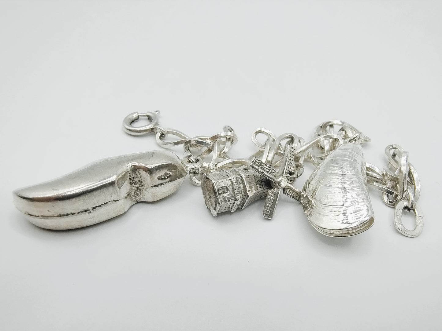 Silver charm bracelet with 3 charms, 18.5 cm