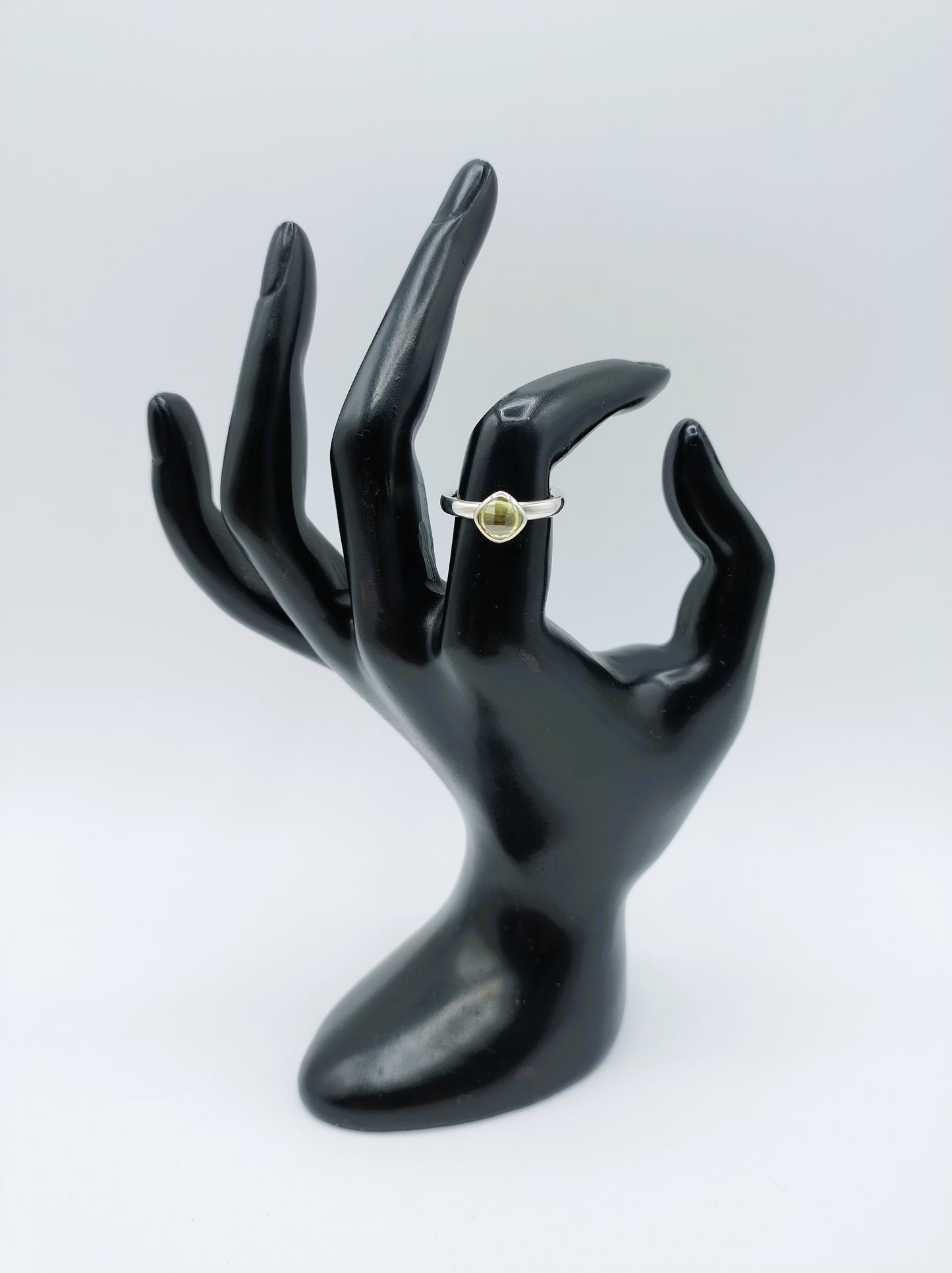 Zilveren ring met groene steen, 17 mm