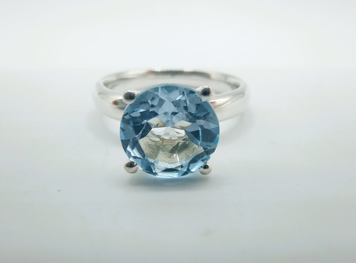 Zilveren ring met blauwe steen, 17 mm
