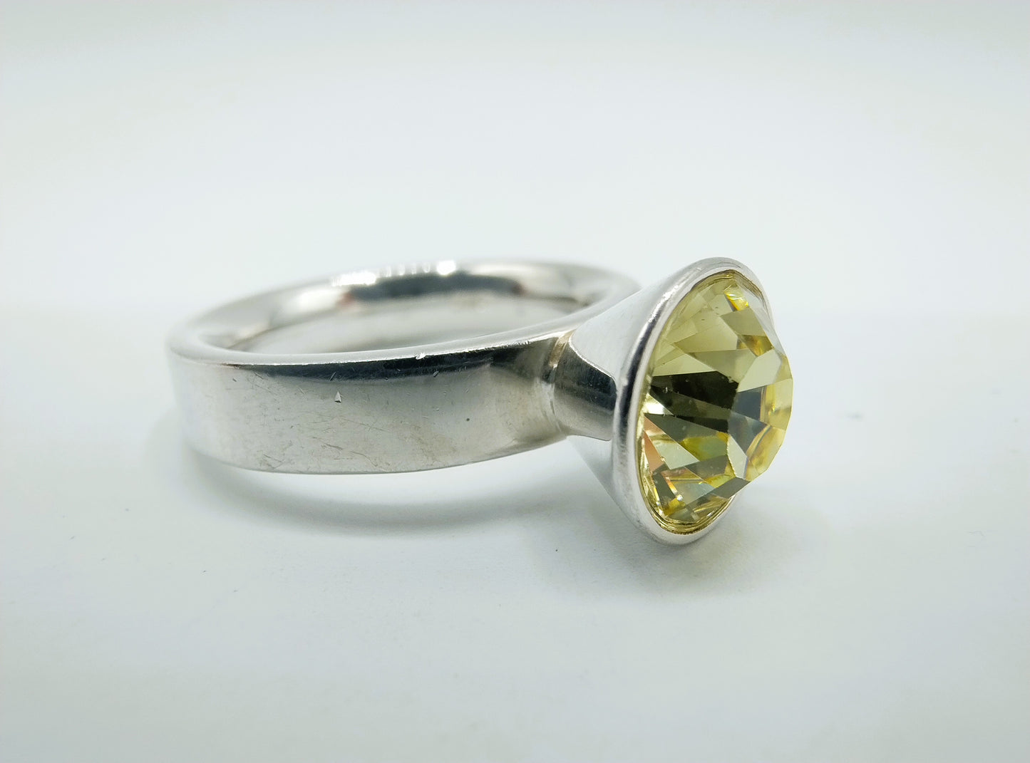 Zilveren ring met gele steen, 18 mm