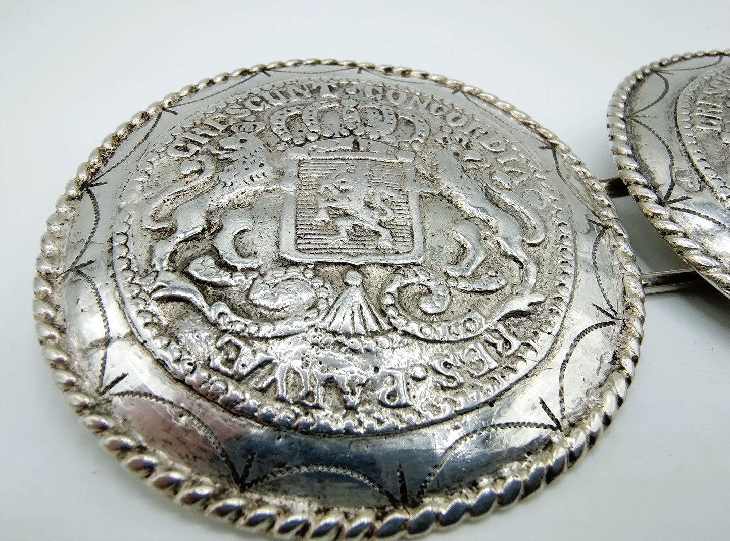 Antieke zilveren broekstukken, Zeeuwse streekdracht, Walcheren, ca. 1900