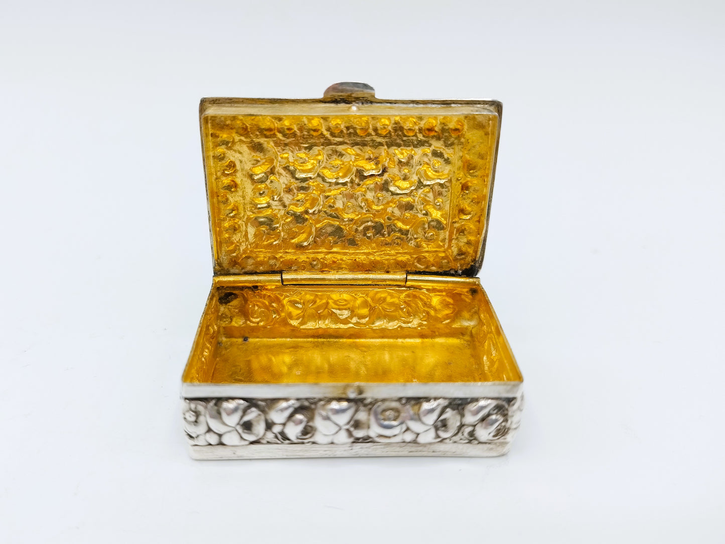 Silver pill box with a floral decoration