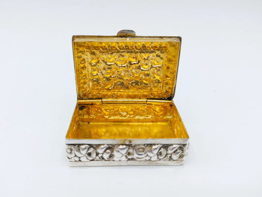 Silberne Pillendose mit Blumendekor