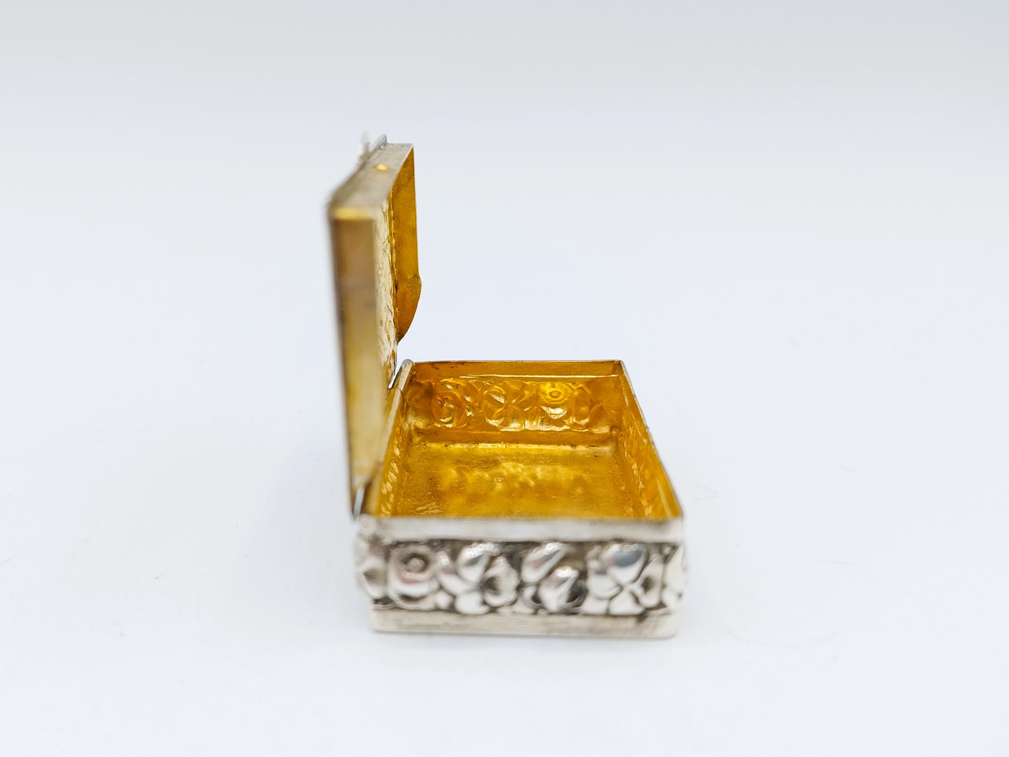 Silver pill box with a floral decoration