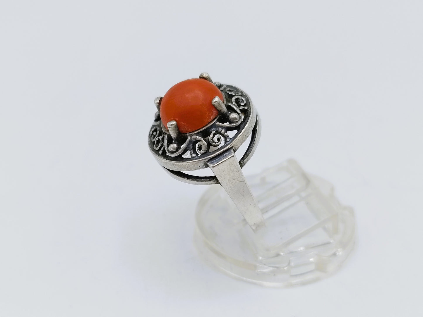 Silver ring with blood coral, 18 mm.