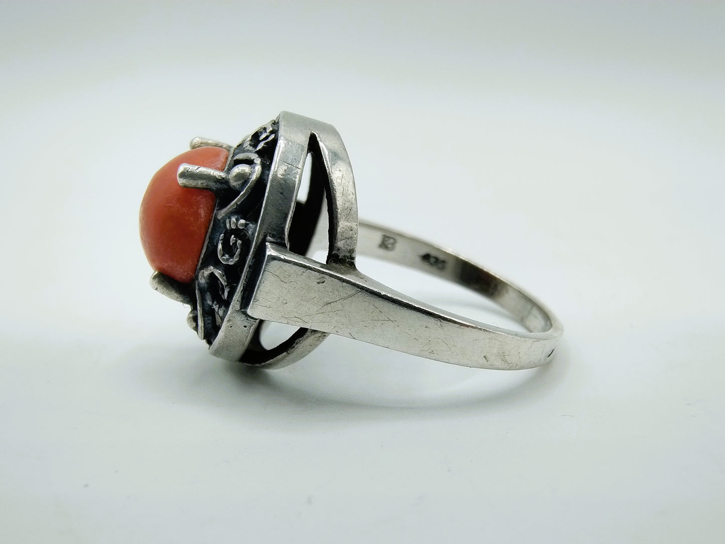 Silver ring with blood coral, 18 mm.