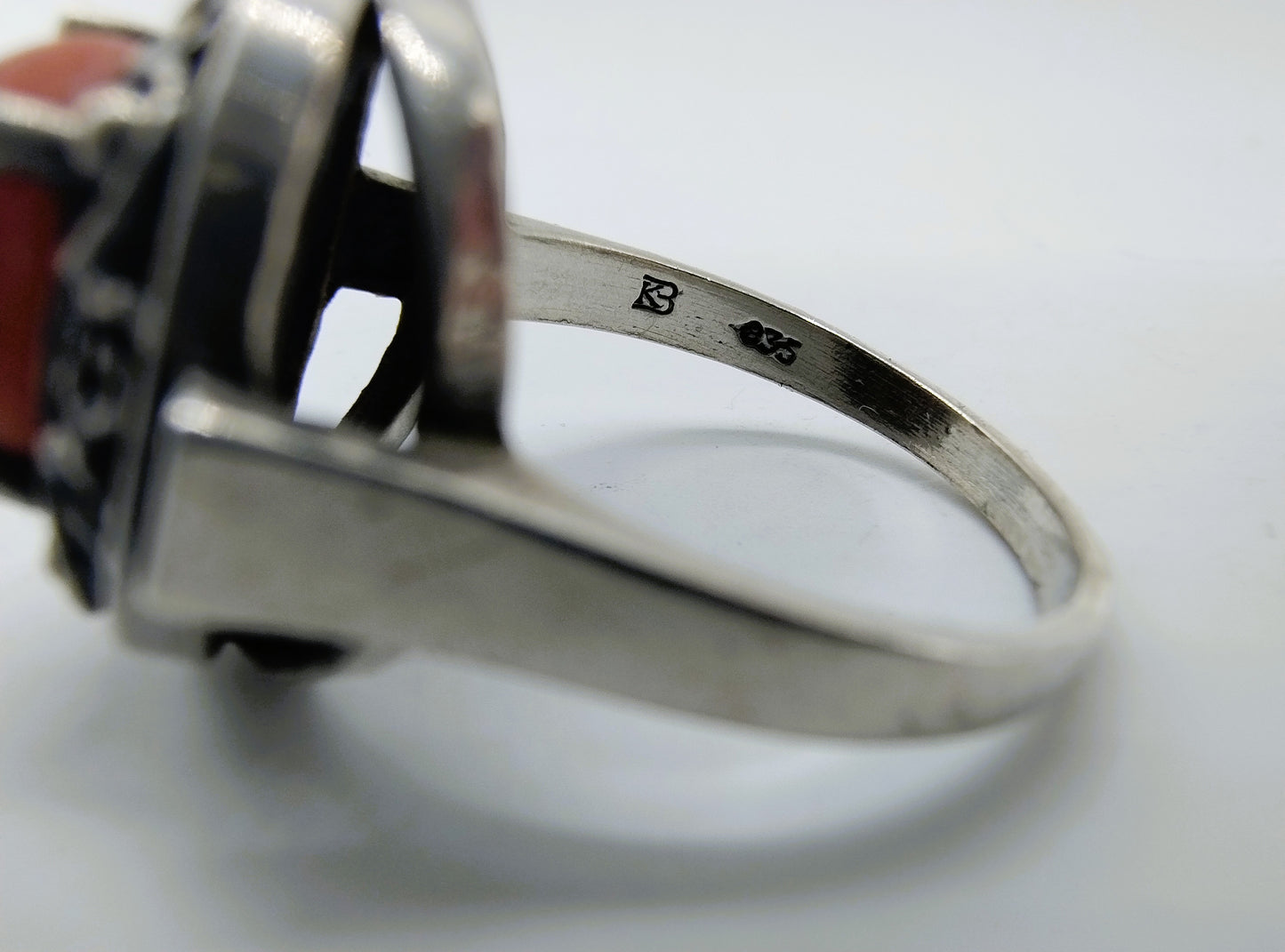 Silver ring with blood coral, 18 mm.