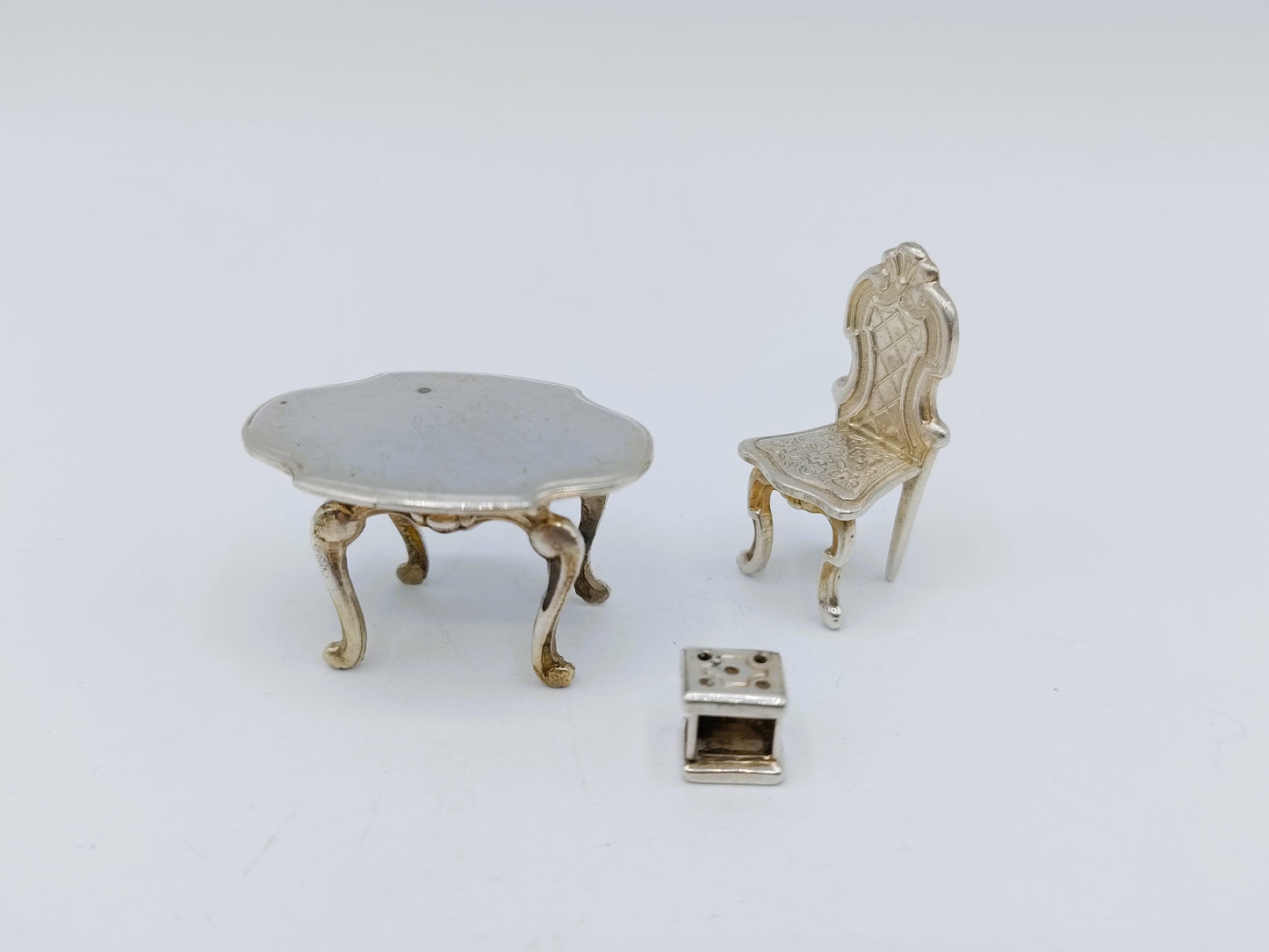 Zilveren miniatuur tafel, stoel en stoof, B. Drost Gz, Rhenen, 1975
