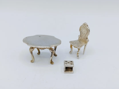 Zilveren miniatuur tafel, stoel en stoof, B. Drost Gz, Rhenen, 1975