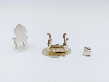 Zilveren miniatuur tafel, stoel en stoof, B. Drost Gz, Rhenen, 1975