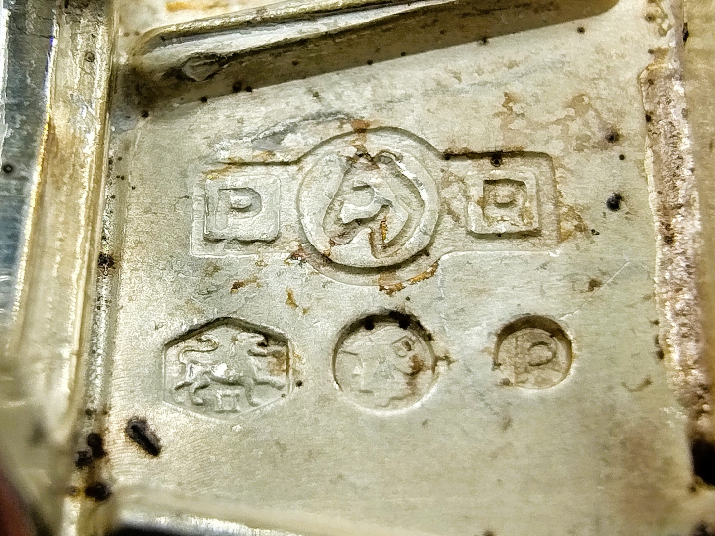 Zilveren miniatuur tafel, stoel en stoof, B. Drost Gz, Rhenen, 1975