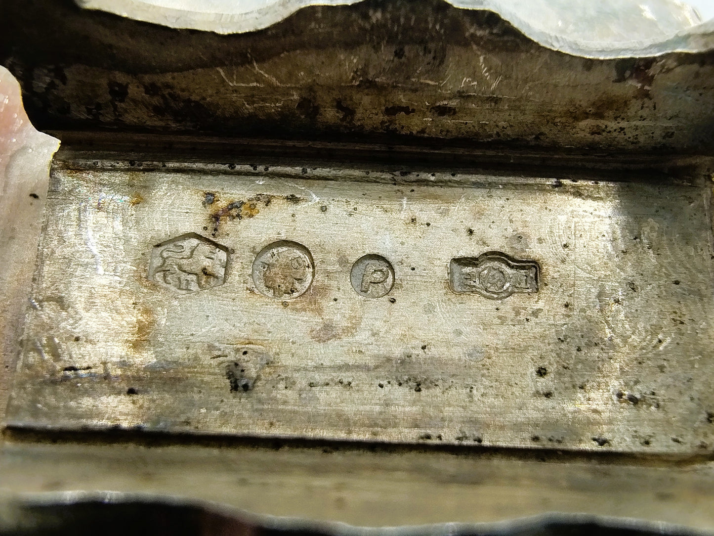 Zilveren miniatuur tafel, stoel en stoof, B. Drost Gz, Rhenen, 1975