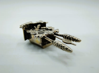 Zilveren miniatuur bedel / hanger van een koekoeksklok