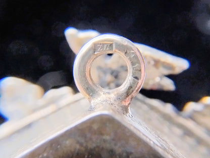 Zilveren miniatuur bedel / hanger van een koekoeksklok