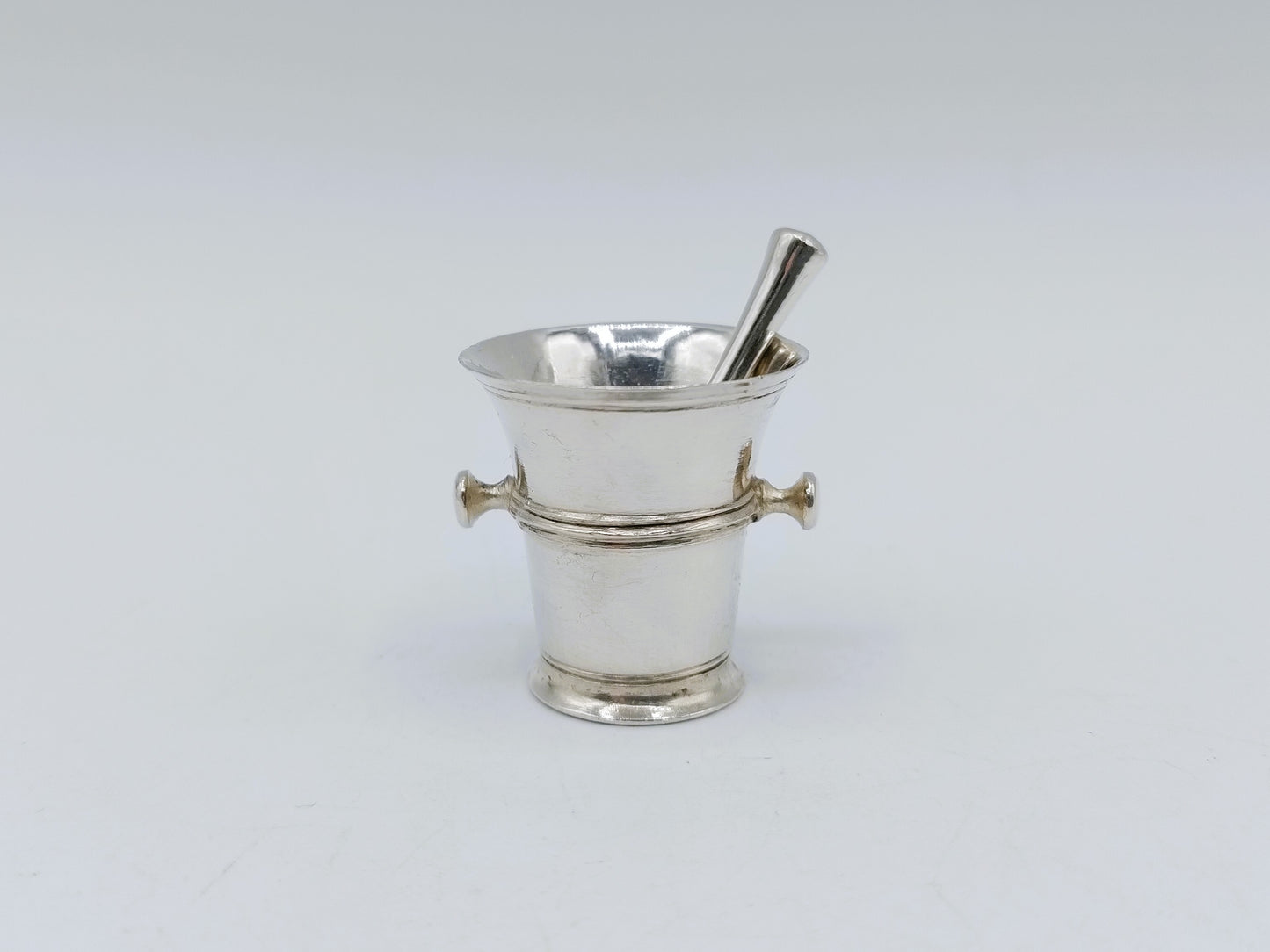 Zilveren miniatuur vijzel met stamper, J. D. Pont, Amsterdam, 1752