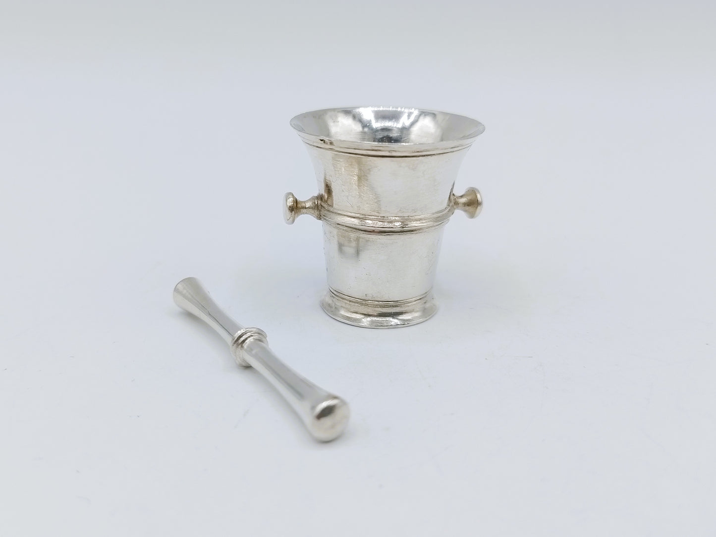 Zilveren miniatuur vijzel met stamper, J. D. Pont, Amsterdam, 1752