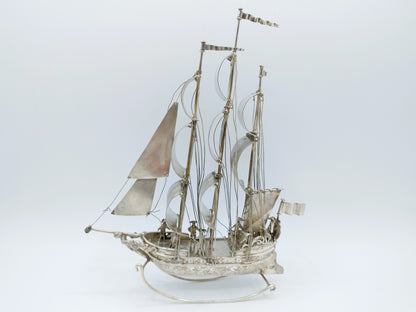 Zeer grote zilveren miniatuur, driemaster, J. Verhoogt, Hoorn, 1904